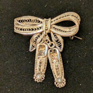Vintage Silver Tone Filigree Bow Brooch w/ Articulated Aladdin Slipper Charms